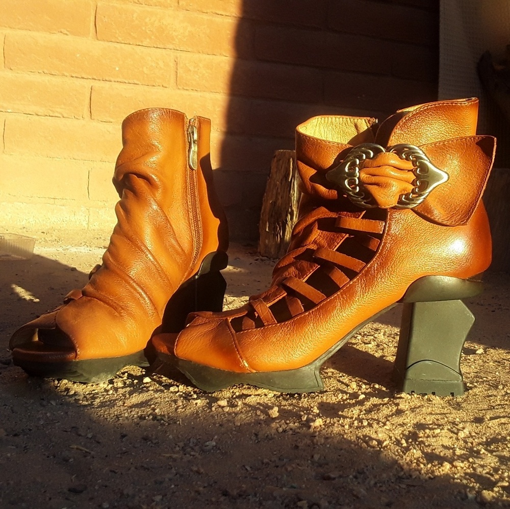 L'Artiste Nesgara Open Toe Bootie Camel Leather 
